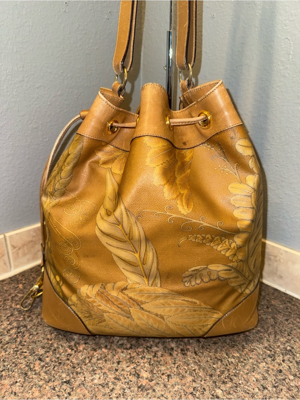 Salvatore Ferragamo vintage RARE Botanical Leather Bucket Bag made in Italy. - Picture 2 of 9